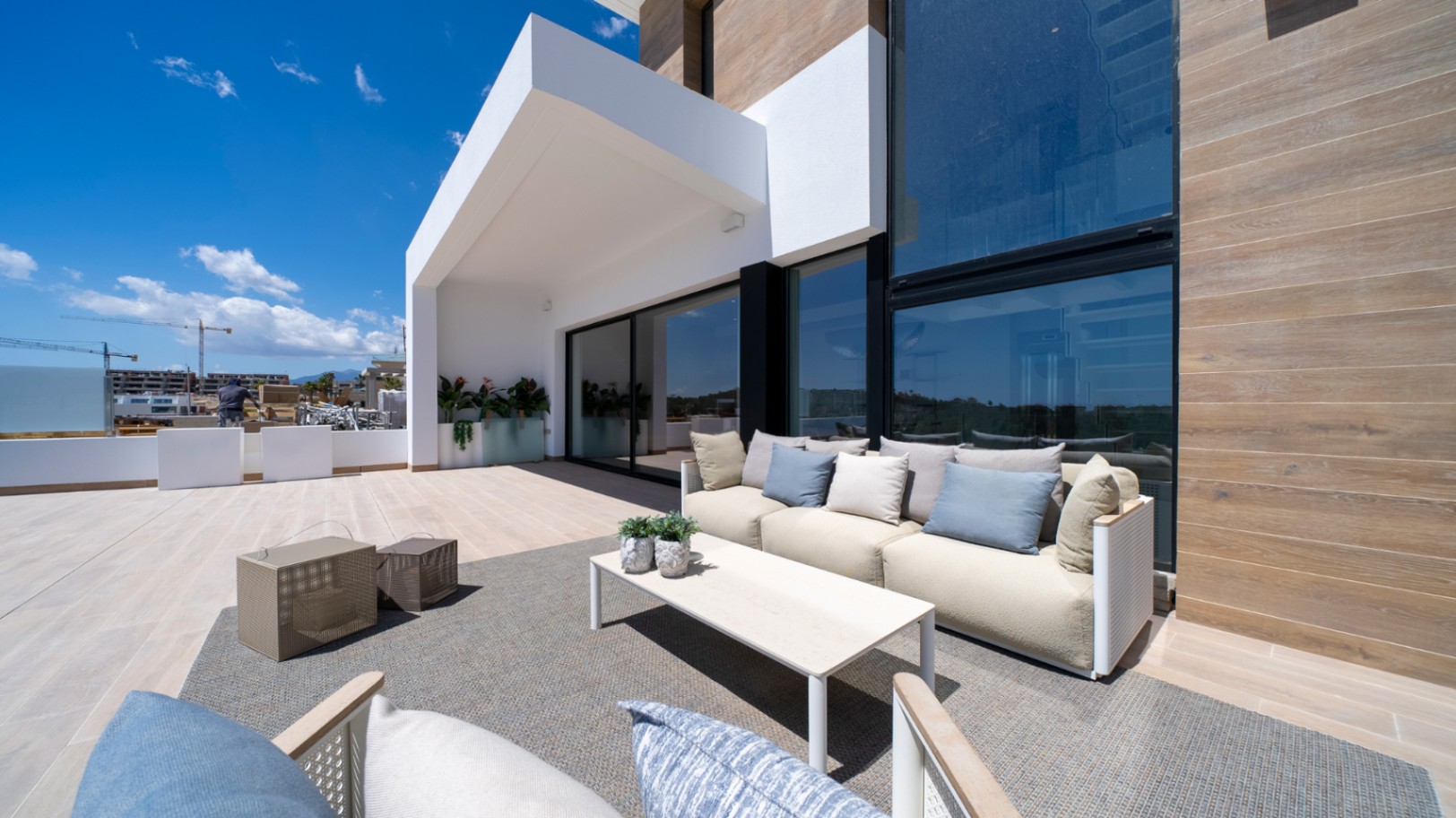 Villa moderne neuve avec piscine à débordement, ascenseur privé et vue sur la skyline de Benidorm.