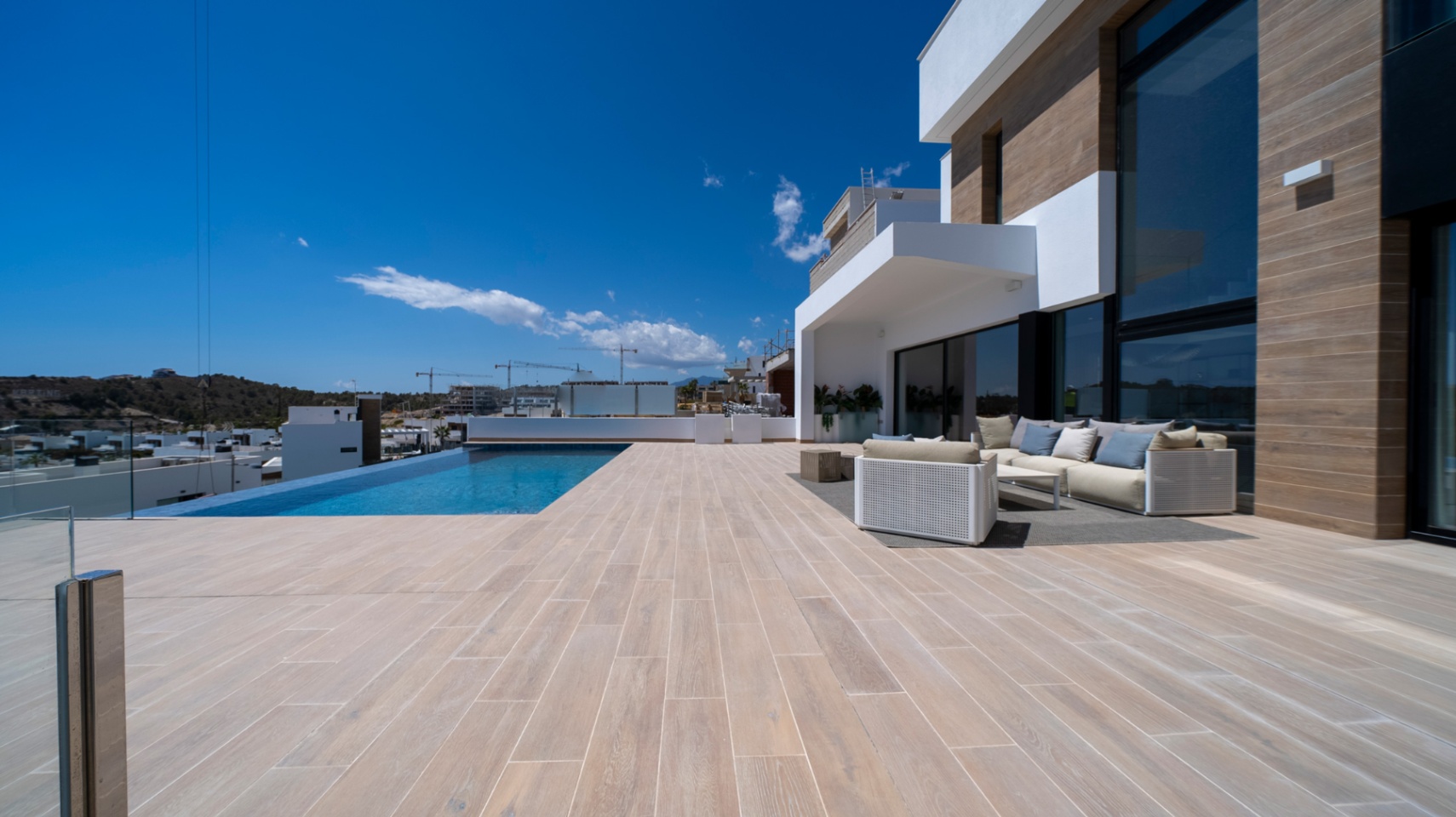 Villa moderne neuve avec piscine à débordement, ascenseur privé et vue sur la skyline de Benidorm.
