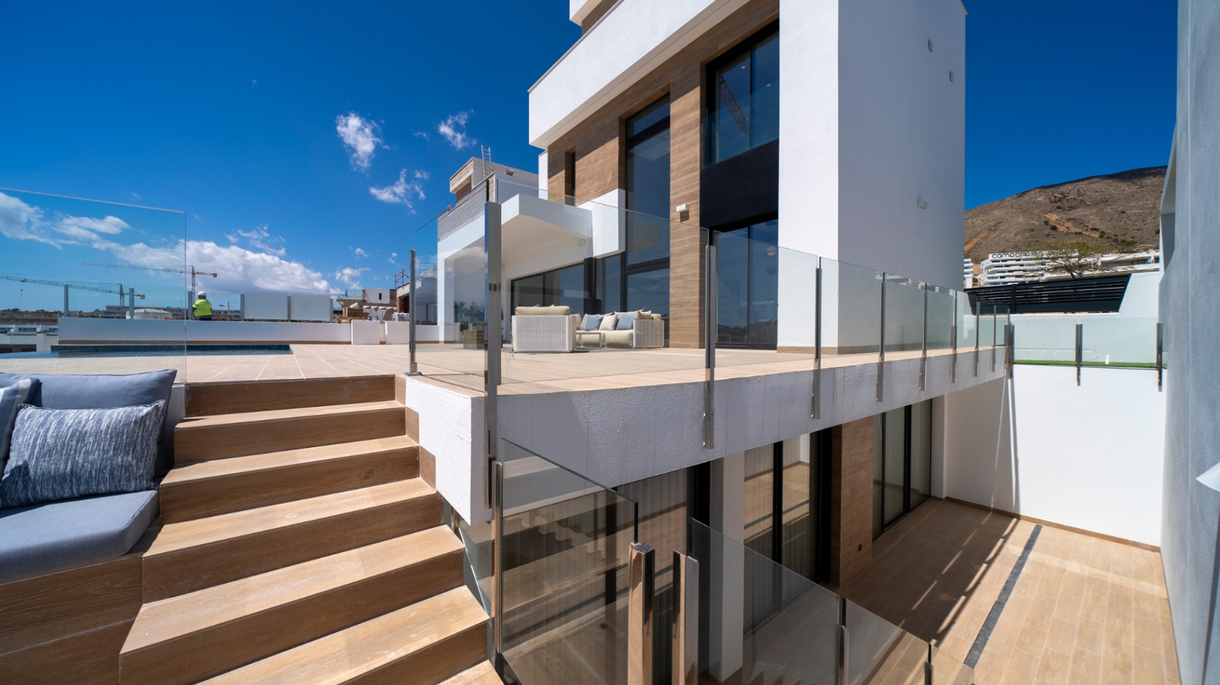 Villa moderne neuve avec piscine à débordement, ascenseur privé et vue sur la skyline de Benidorm.