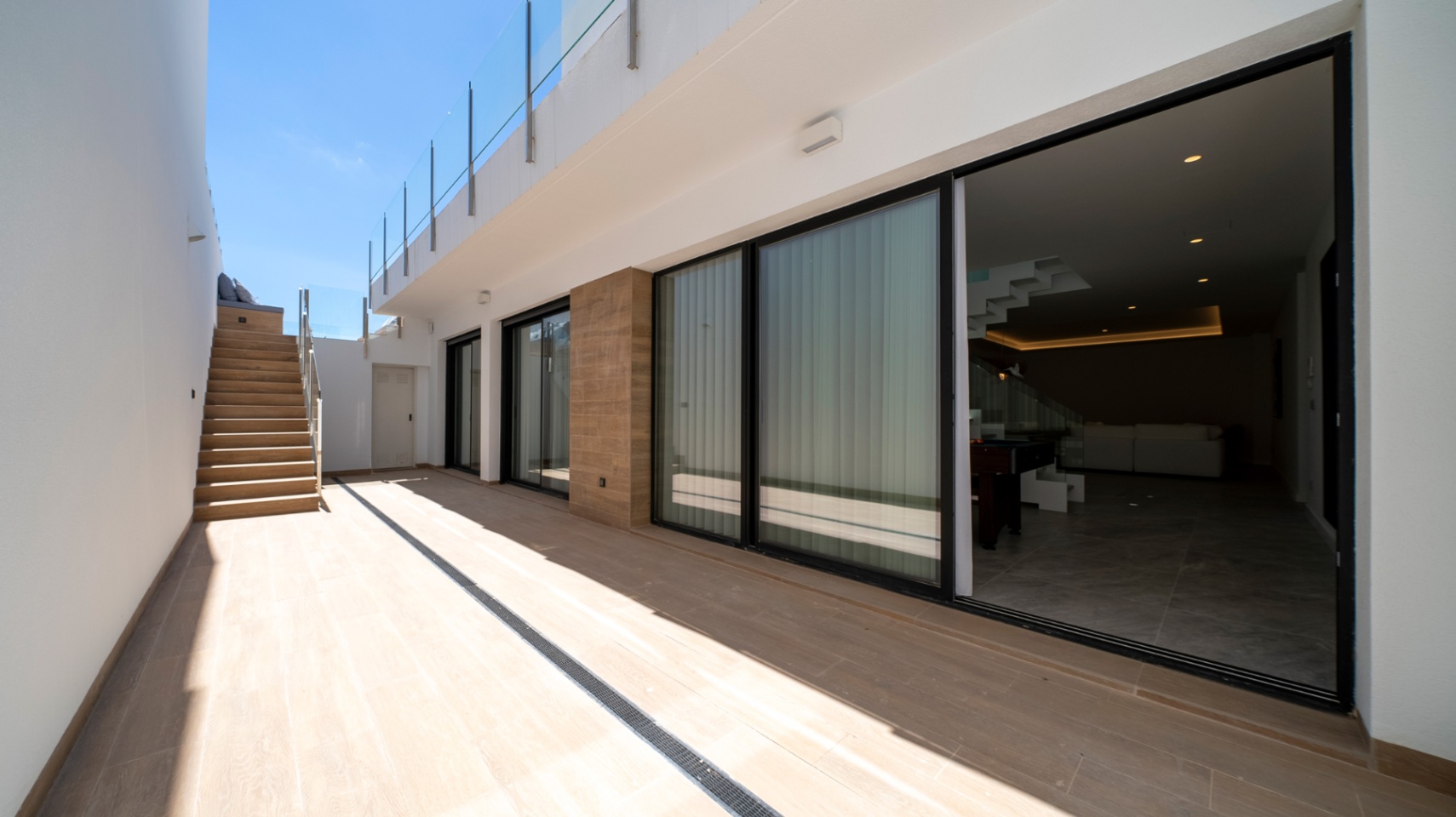 Villa moderne neuve avec piscine à débordement, ascenseur privé et vue sur la skyline de Benidorm.