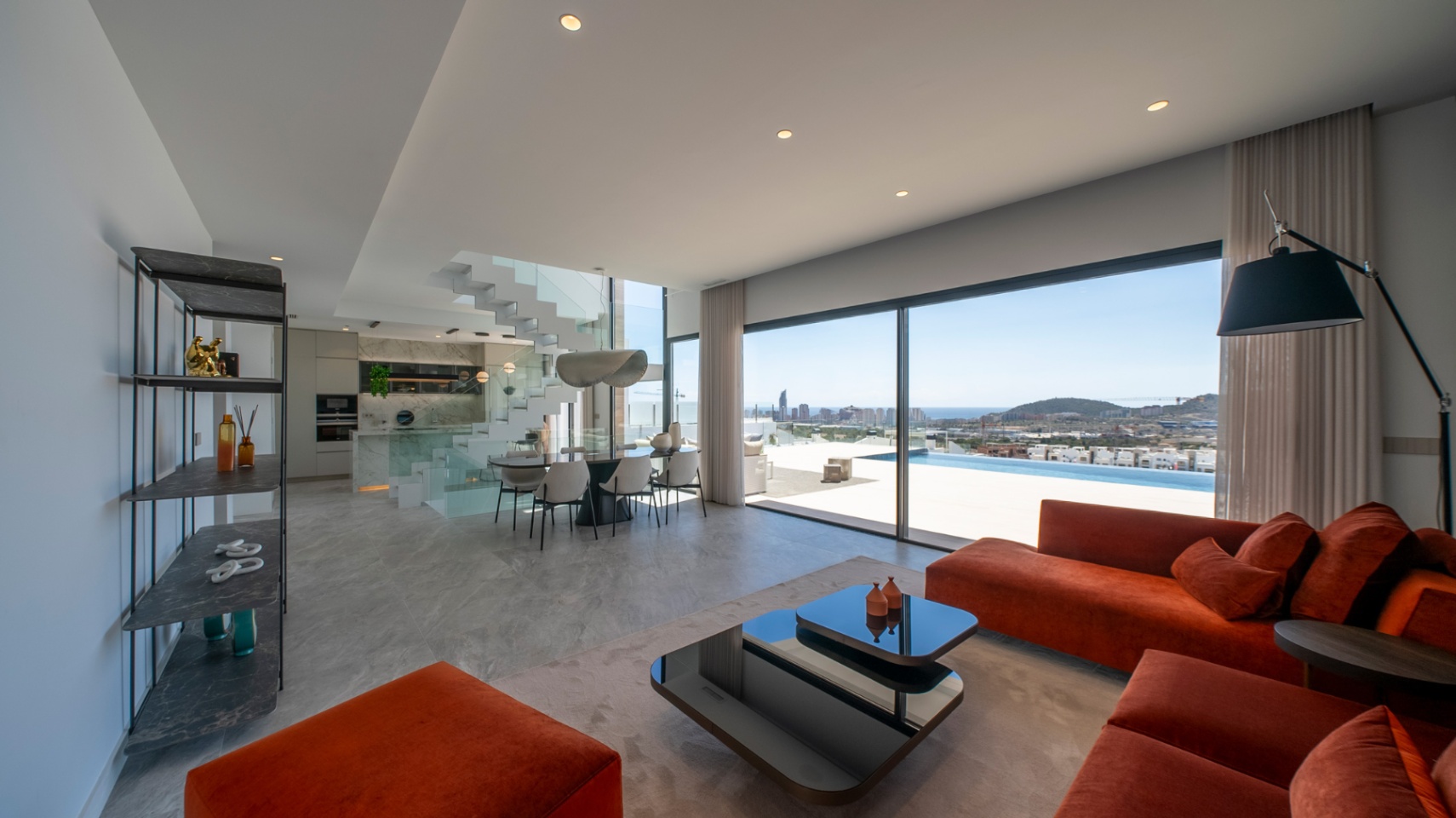 Villa moderne neuve avec piscine à débordement, ascenseur privé et vue sur la skyline de Benidorm.
