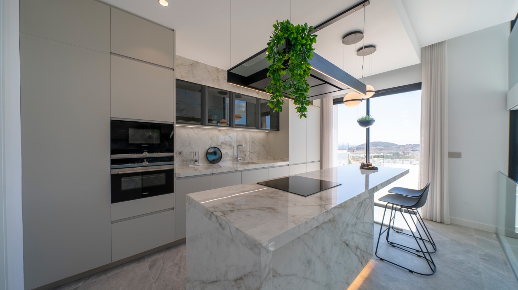Villa moderne neuve avec piscine à débordement, ascenseur privé et vue sur la skyline de Benidorm.