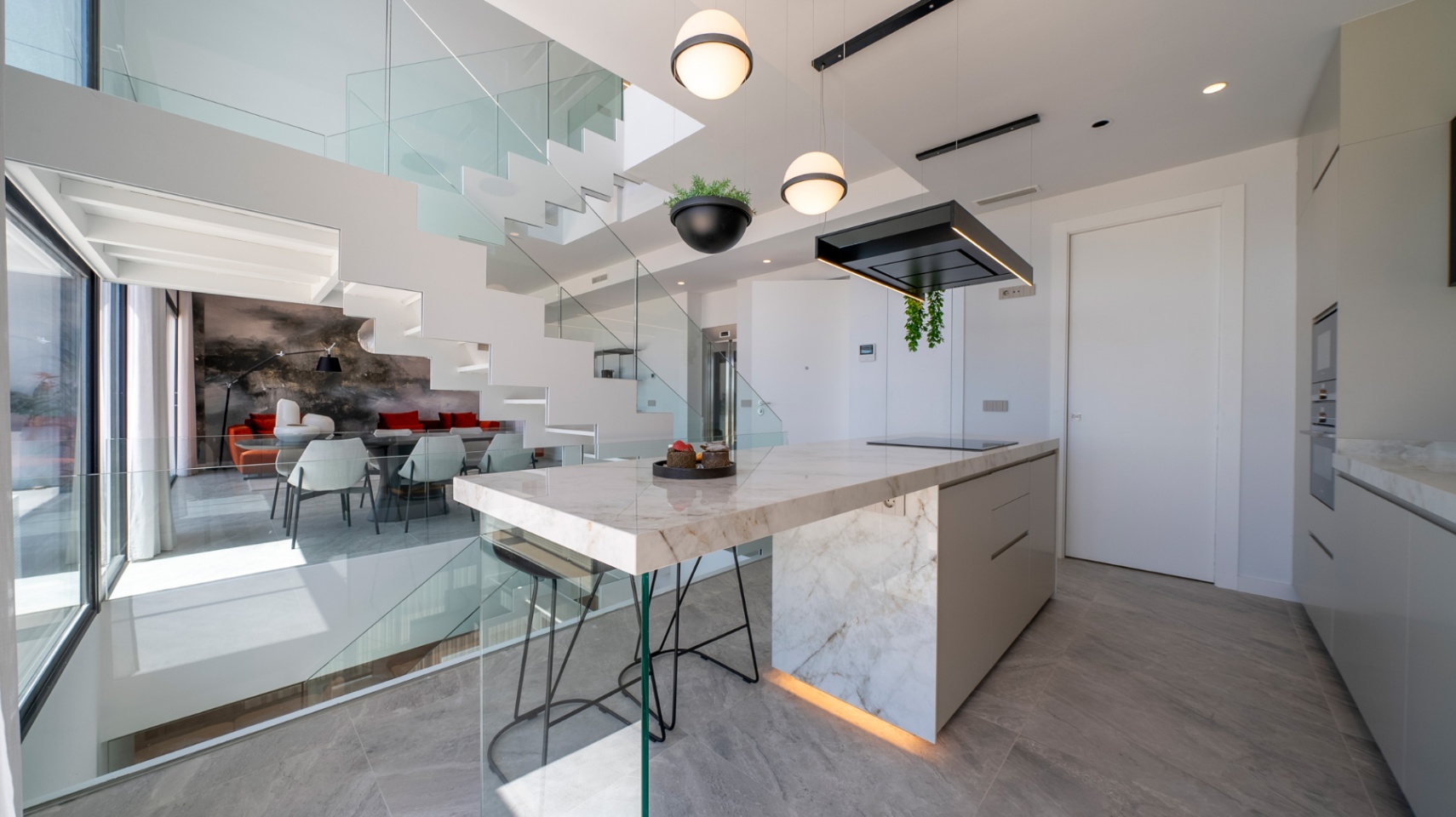 Villa moderne neuve avec piscine à débordement, ascenseur privé et vue sur la skyline de Benidorm.