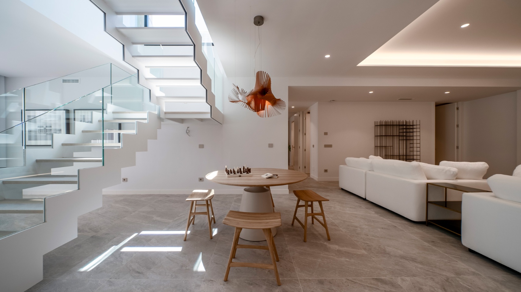 Villa moderne neuve avec piscine à débordement, ascenseur privé et vue sur la skyline de Benidorm.