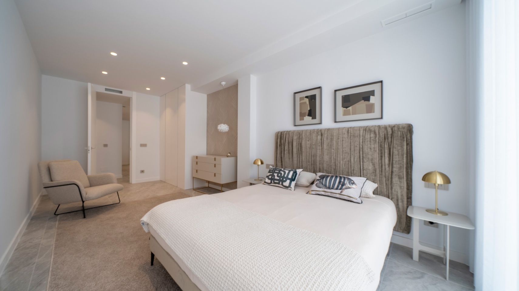 Villa moderne neuve avec piscine à débordement, ascenseur privé et vue sur la skyline de Benidorm.