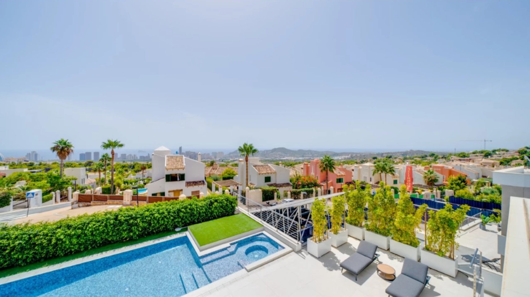 Villa de luxe à Sierra Cortina avec piscine à débordement et vue sur la mer.