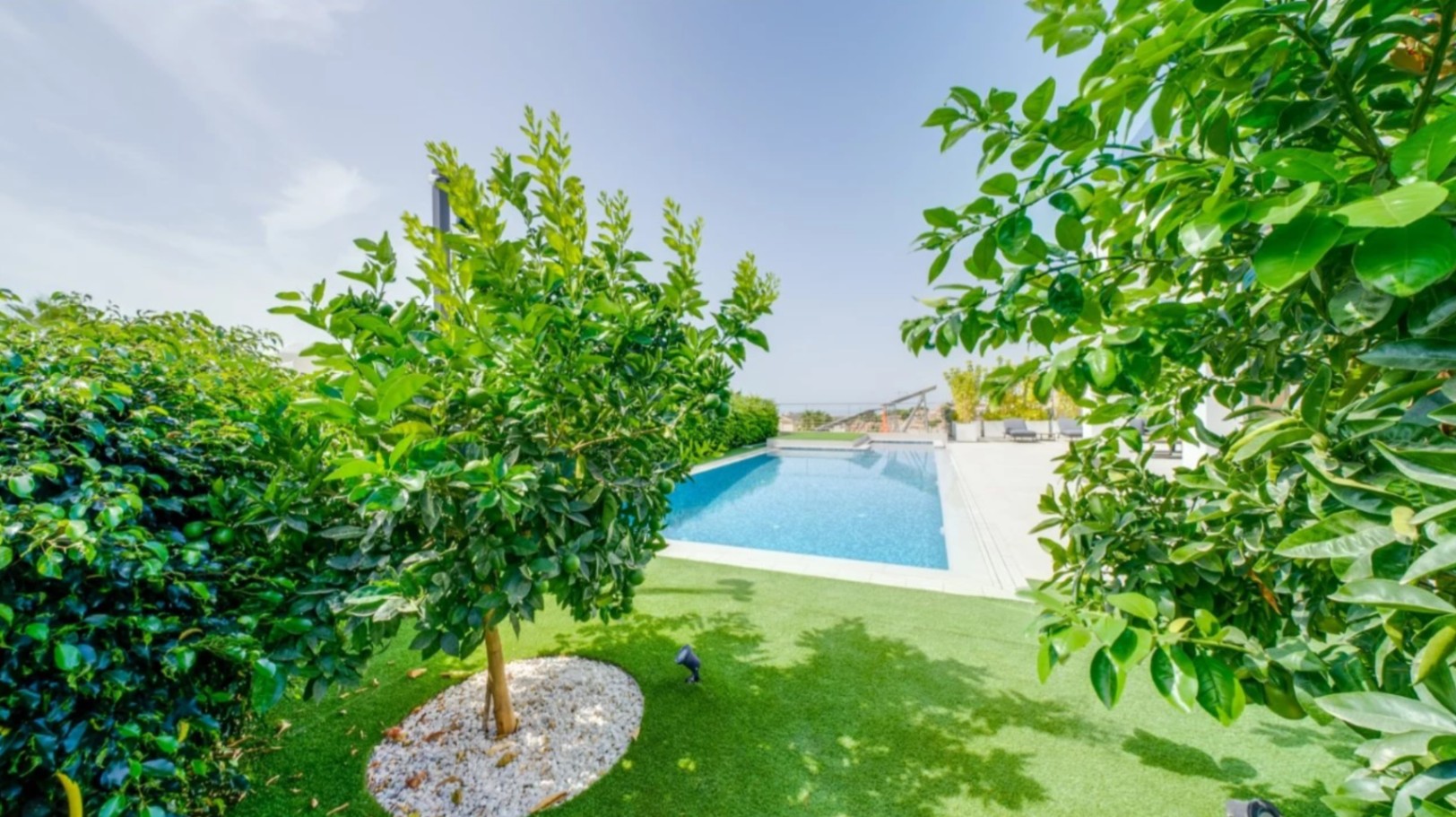 Villa de luxe à Sierra Cortina avec piscine à débordement et vue sur la mer.