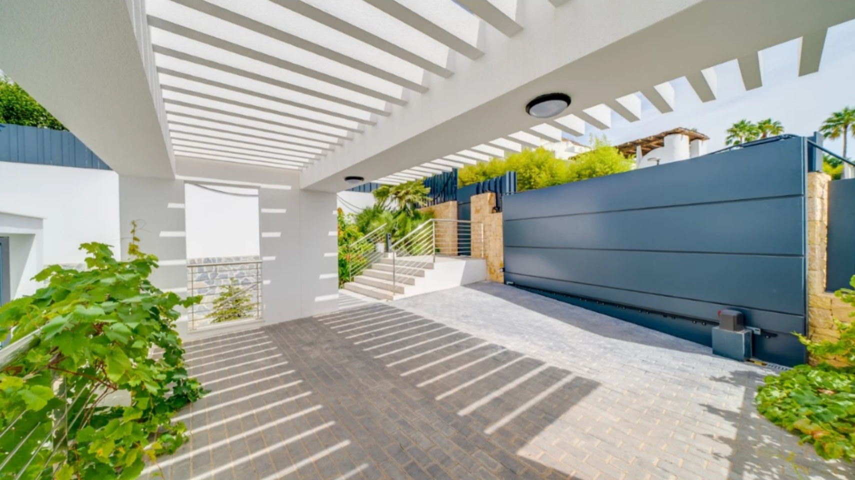 Villa de luxe à Sierra Cortina avec piscine à débordement et vue sur la mer.
