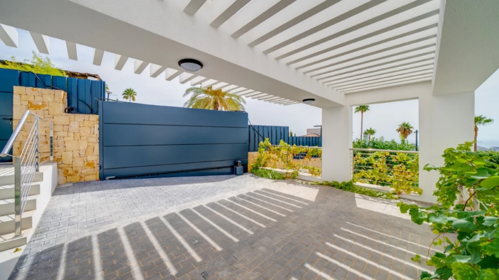 Villa de luxe à Sierra Cortina avec piscine à débordement et vue sur la mer.