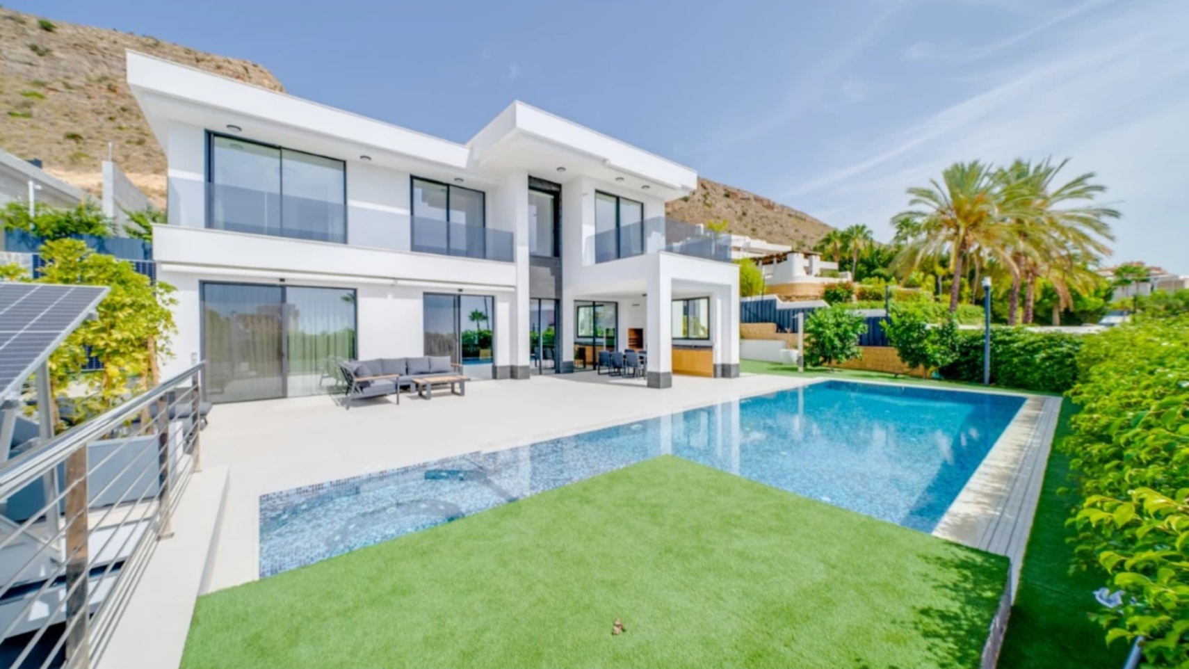 Villa de luxe à Sierra Cortina avec piscine à débordement et vue sur la mer.