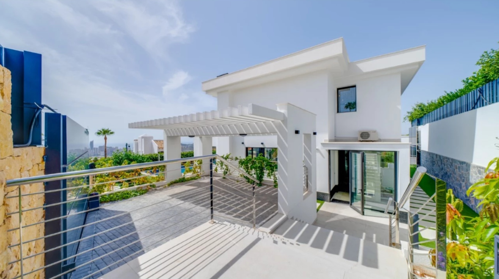 Villa de luxe à Sierra Cortina avec piscine à débordement et vue sur la mer.