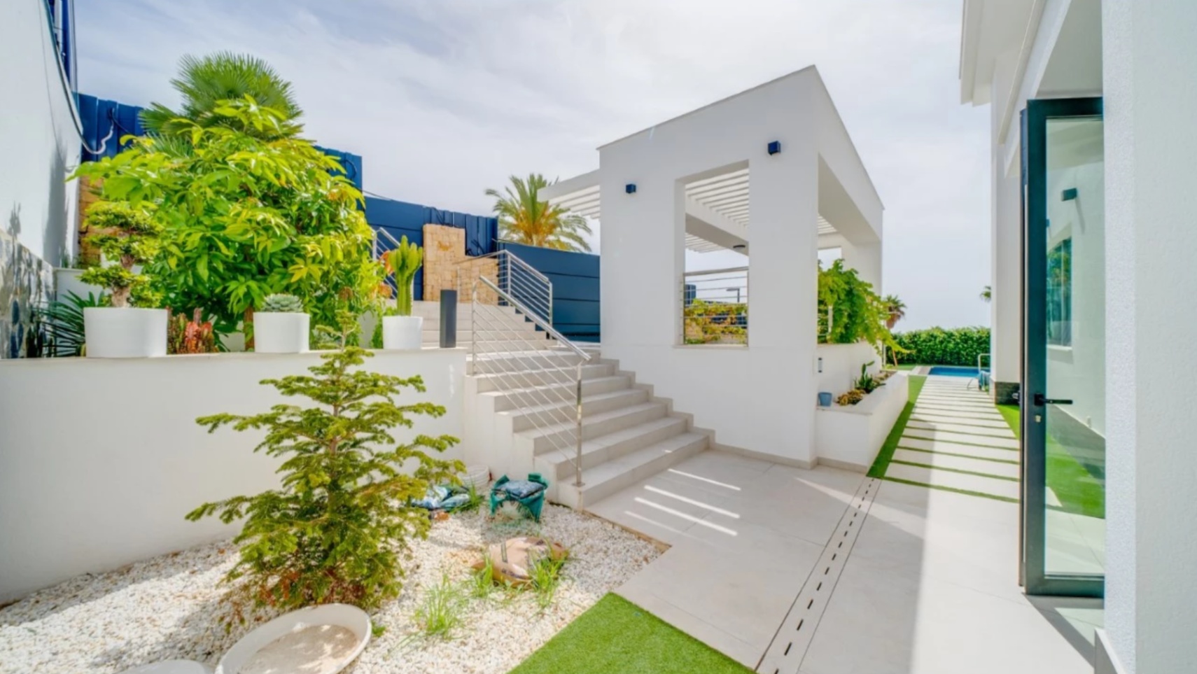 Villa de luxe à Sierra Cortina avec piscine à débordement et vue sur la mer.