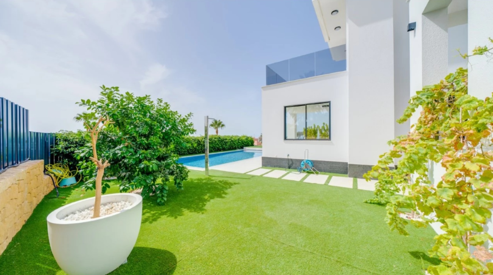 Villa de luxe à Sierra Cortina avec piscine à débordement et vue sur la mer.