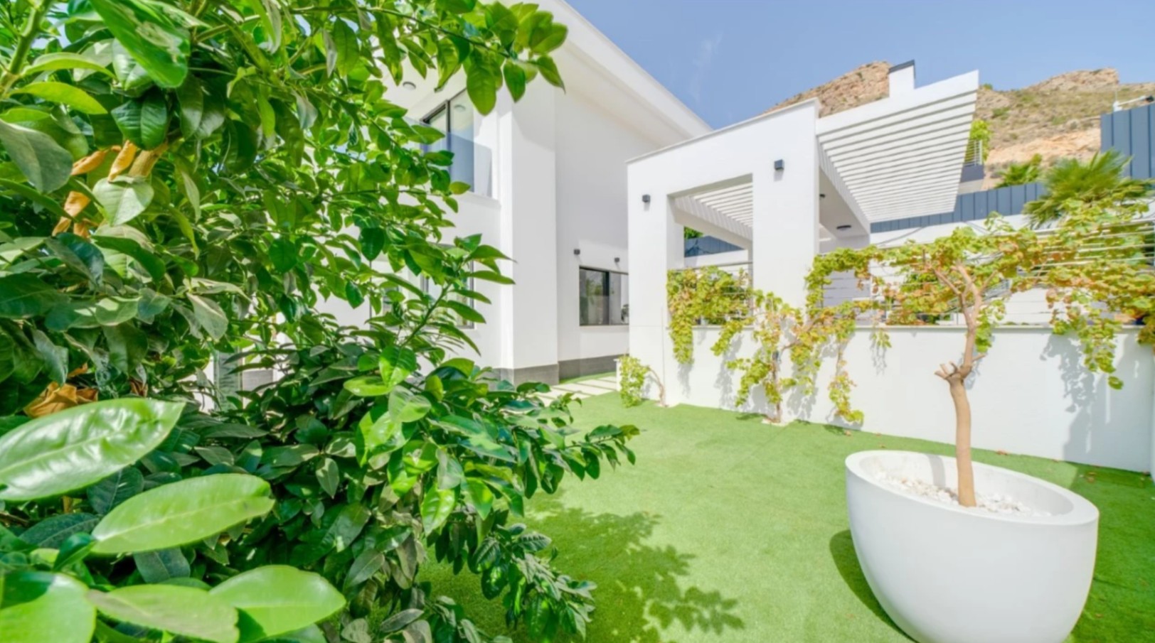 Villa de luxe à Sierra Cortina avec piscine à débordement et vue sur la mer.