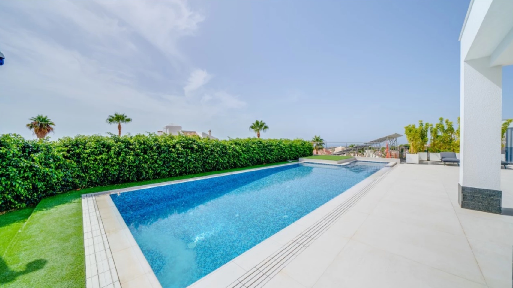 Villa de luxe à Sierra Cortina avec piscine à débordement et vue sur la mer.