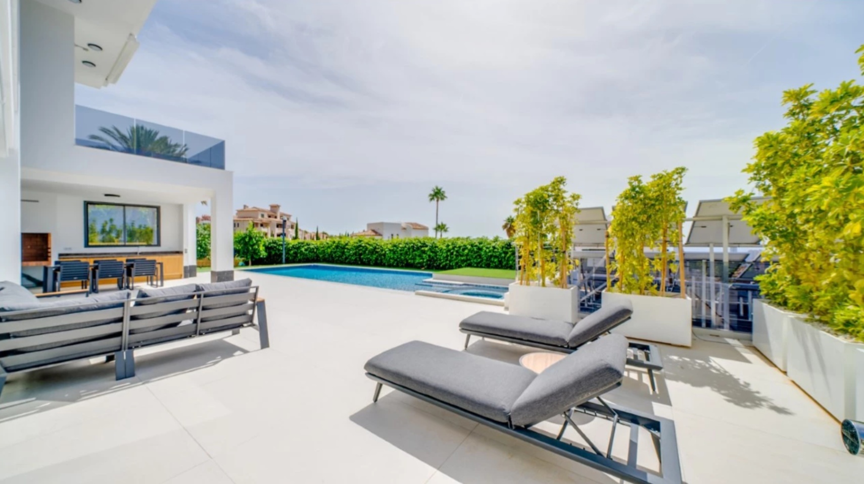 Villa de luxe à Sierra Cortina avec piscine à débordement et vue sur la mer.