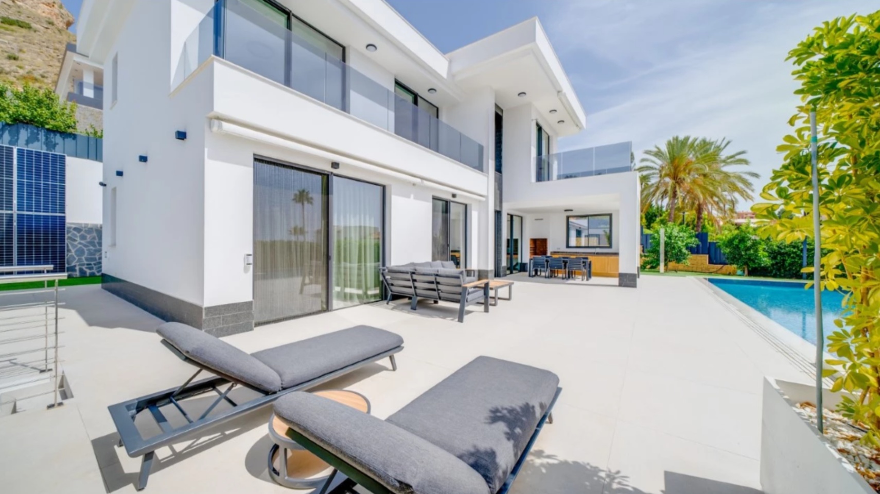 Villa de luxe à Sierra Cortina avec piscine à débordement et vue sur la mer.