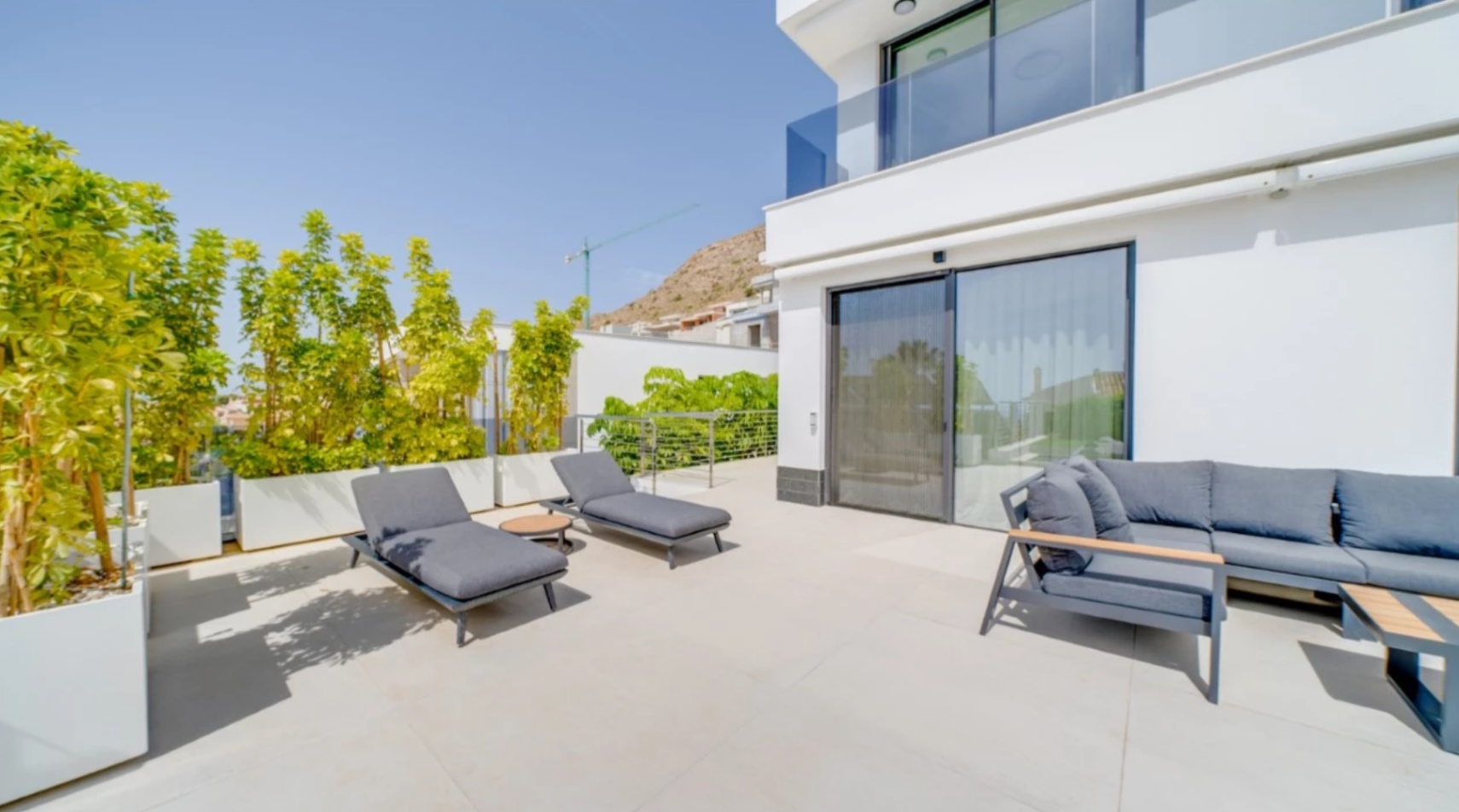 Villa de luxe à Sierra Cortina avec piscine à débordement et vue sur la mer.