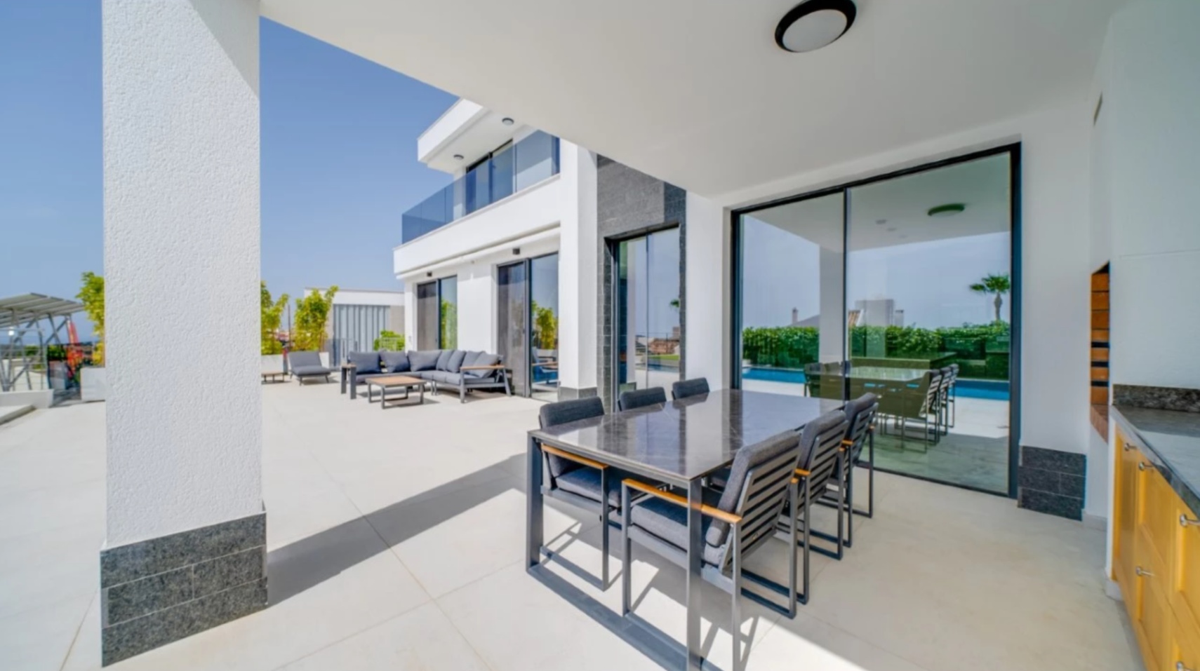 Villa de luxe à Sierra Cortina avec piscine à débordement et vue sur la mer.