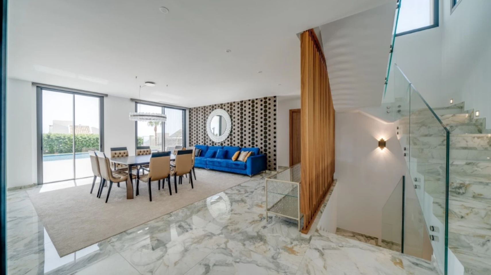 Villa de luxe à Sierra Cortina avec piscine à débordement et vue sur la mer.