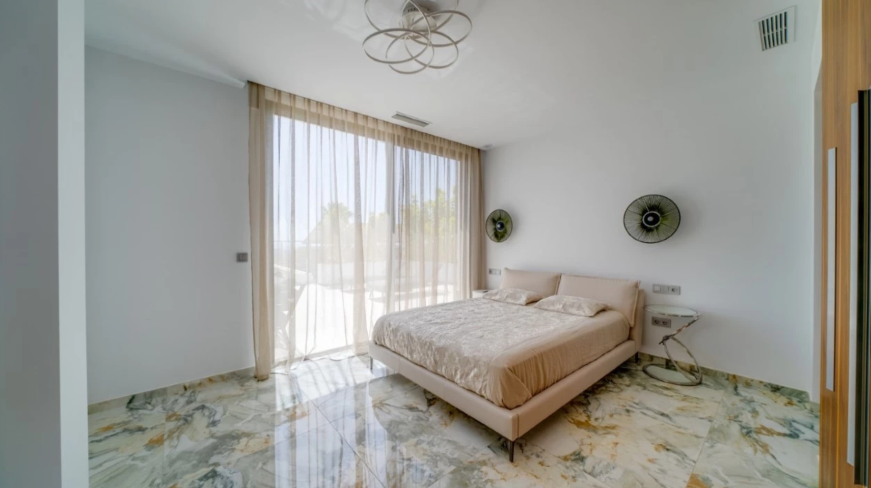 Villa de luxe à Sierra Cortina avec piscine à débordement et vue sur la mer.
