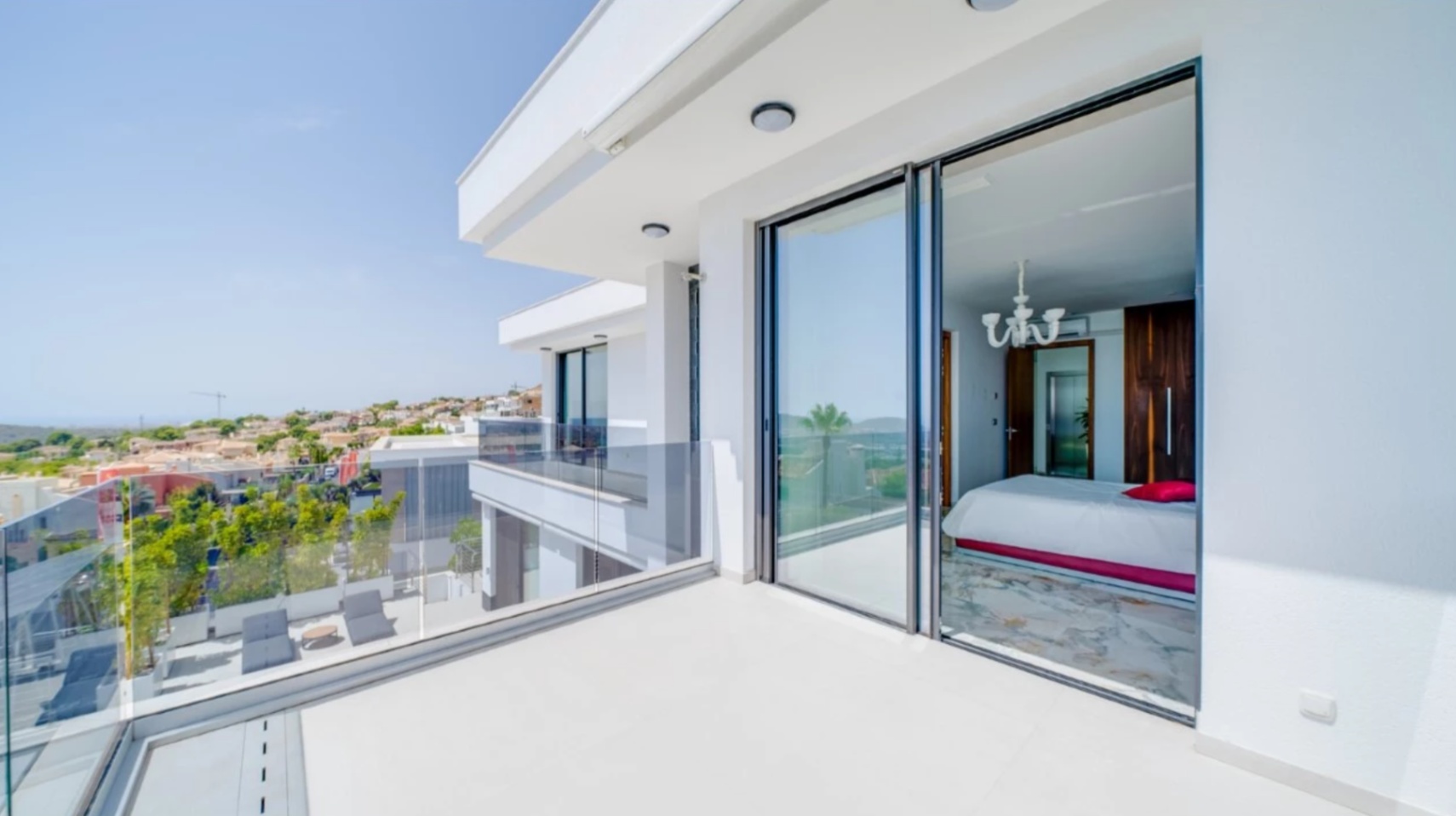 Villa de luxe à Sierra Cortina avec piscine à débordement et vue sur la mer.