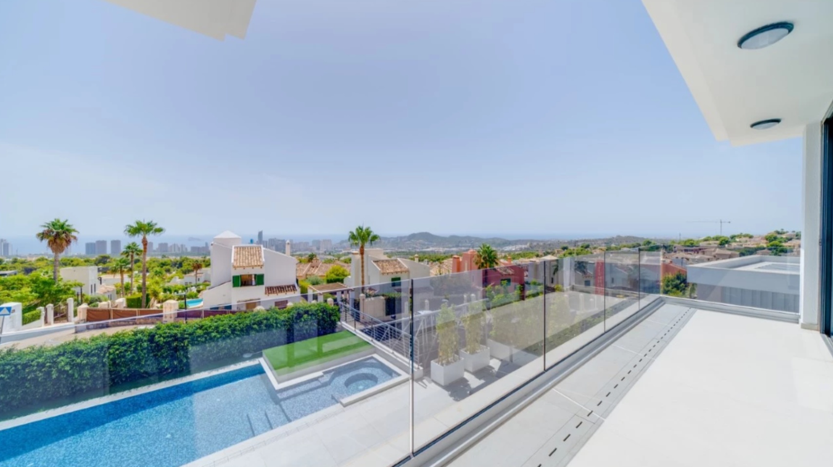Villa de luxe à Sierra Cortina avec piscine à débordement et vue sur la mer.
