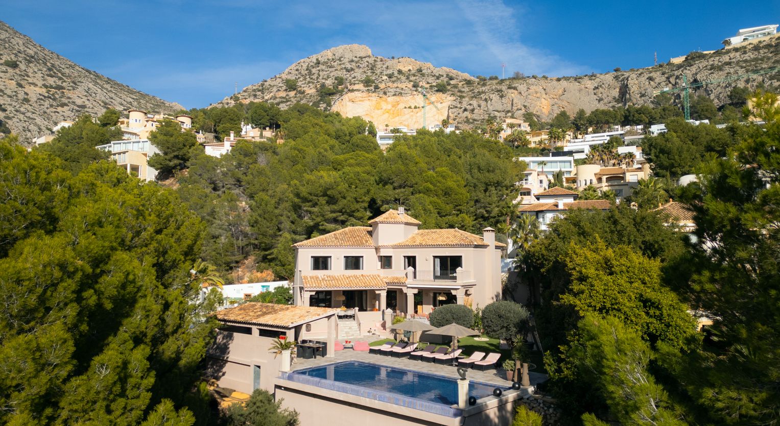 CBHN1300 - Villa de luxe à Altea Hills avec piscine à débordement chauffée, intimité et vue sur la nature environnante.