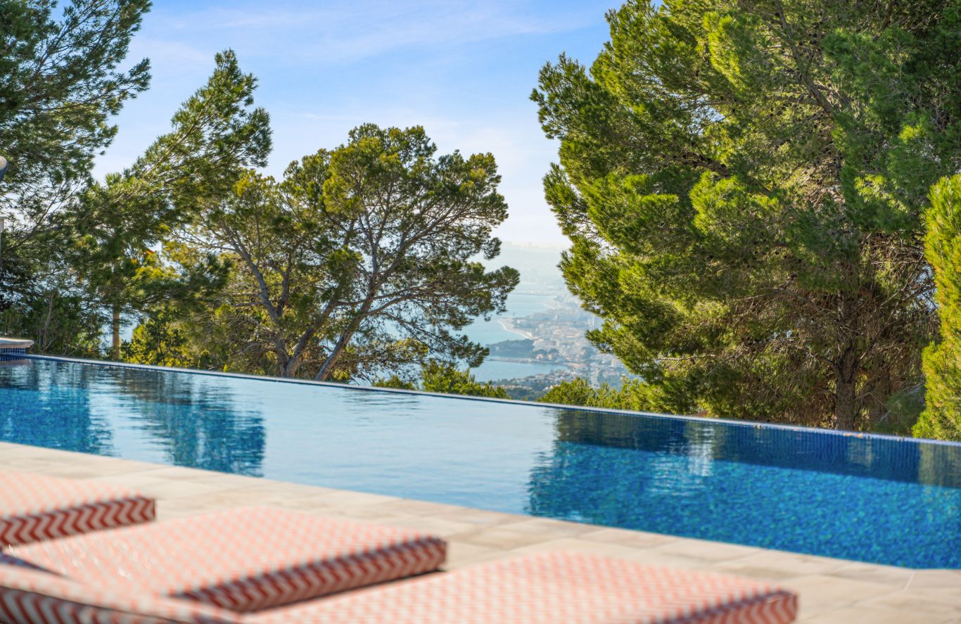 Villa de luxe à Altea Hills avec piscine à débordement chauffée, intimité et vue sur la nature environnante.