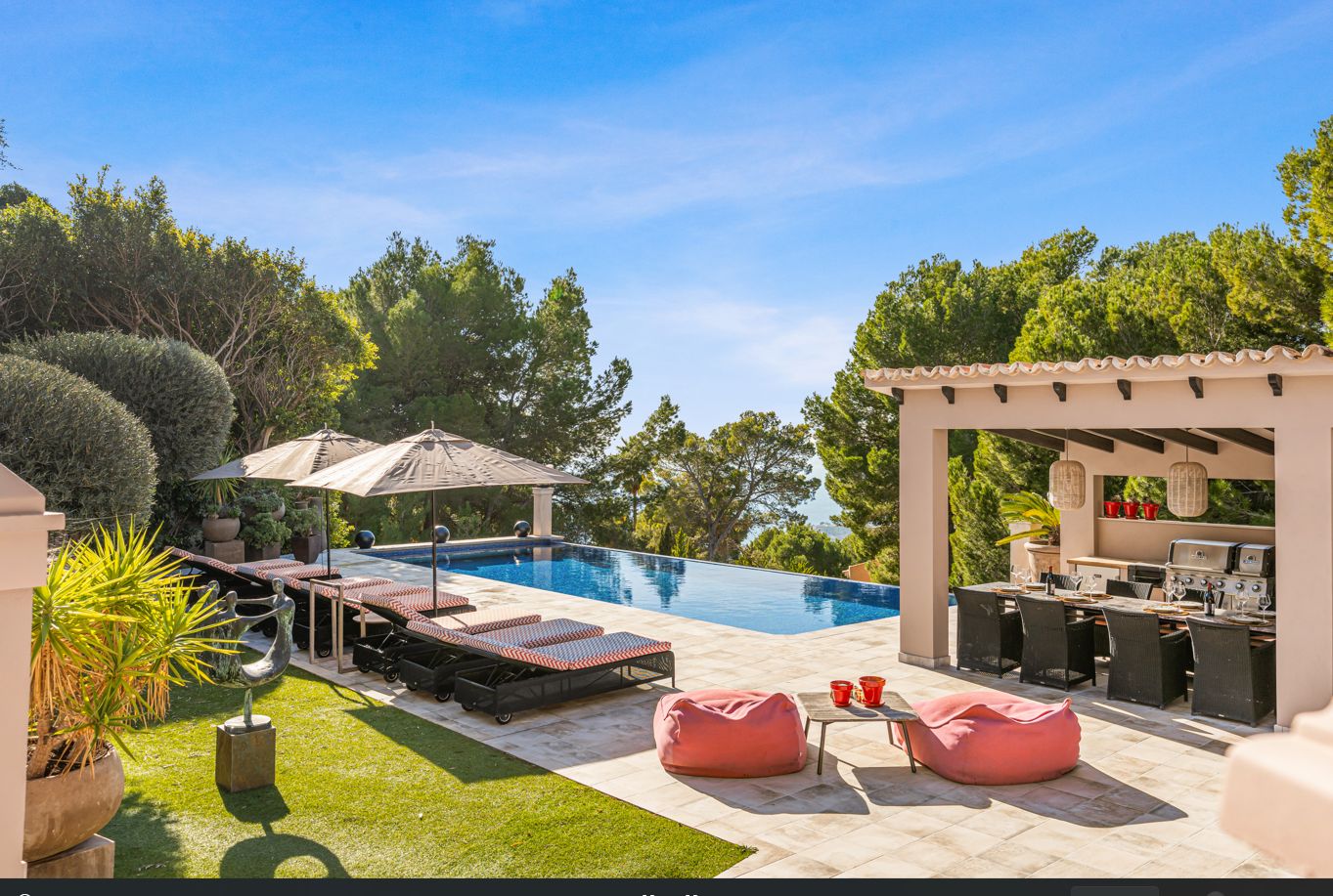 Villa de luxe à Altea Hills avec piscine à débordement chauffée, intimité et vue sur la nature environnante.