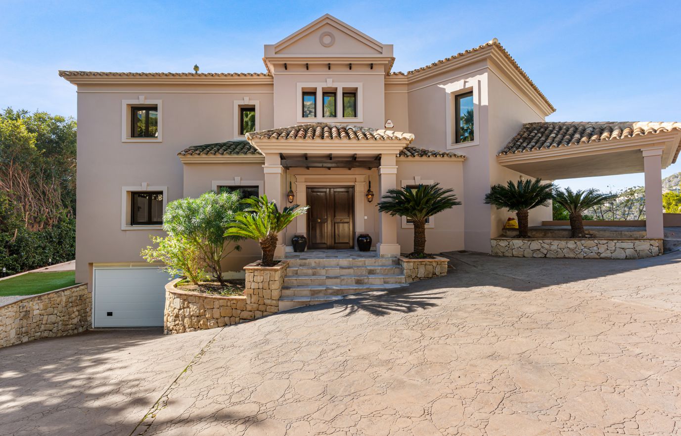 Villa de luxe à Altea Hills avec piscine à débordement chauffée, intimité et vue sur la nature environnante.