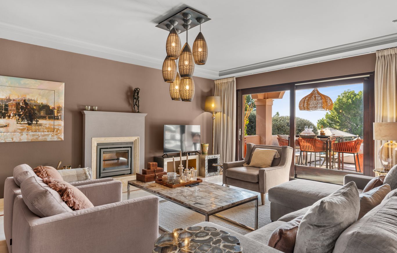Villa de luxe à Altea Hills avec piscine à débordement chauffée, intimité et vue sur la nature environnante.