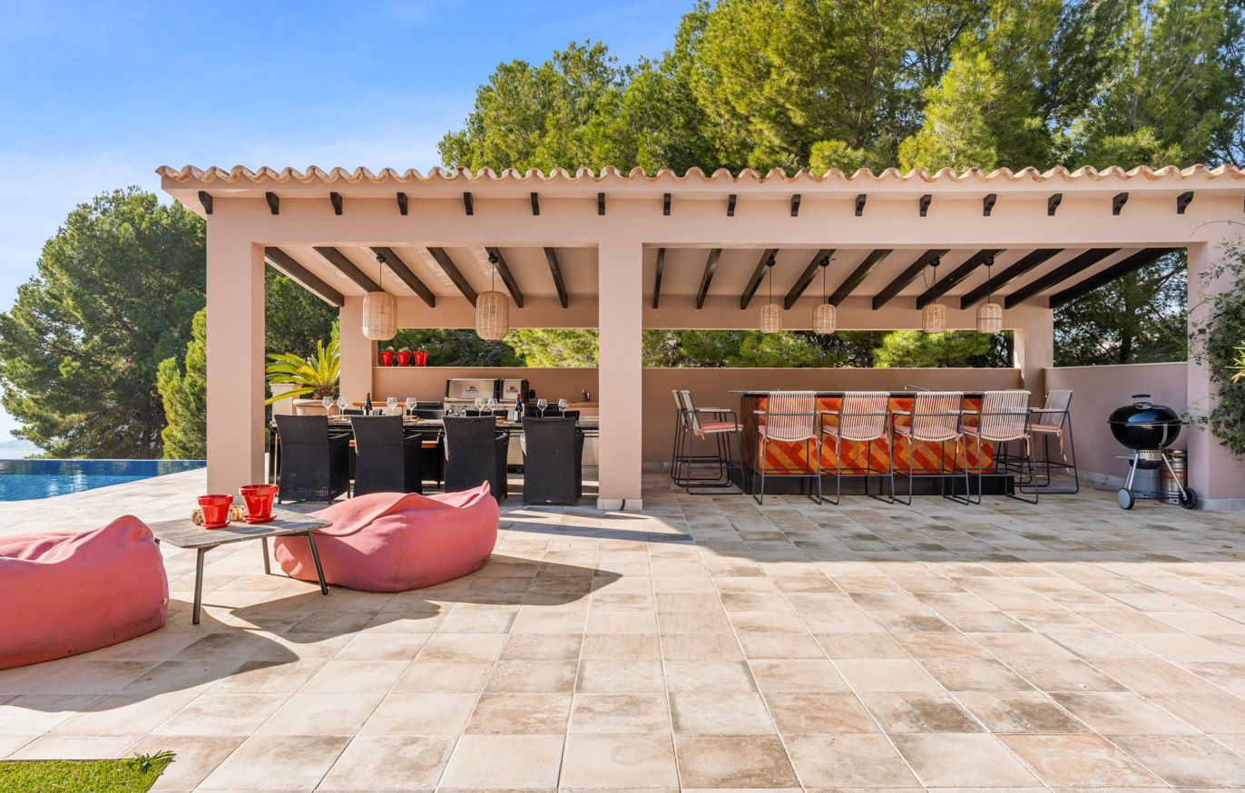Villa de luxe à Altea Hills avec piscine à débordement chauffée, intimité et vue sur la nature environnante.