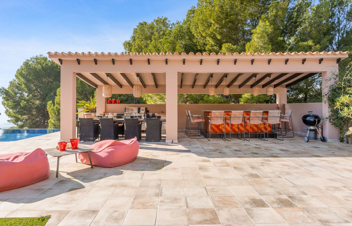 Villa de luxe à Altea Hills avec piscine à débordement chauffée, intimité et vue sur la nature environnante.
