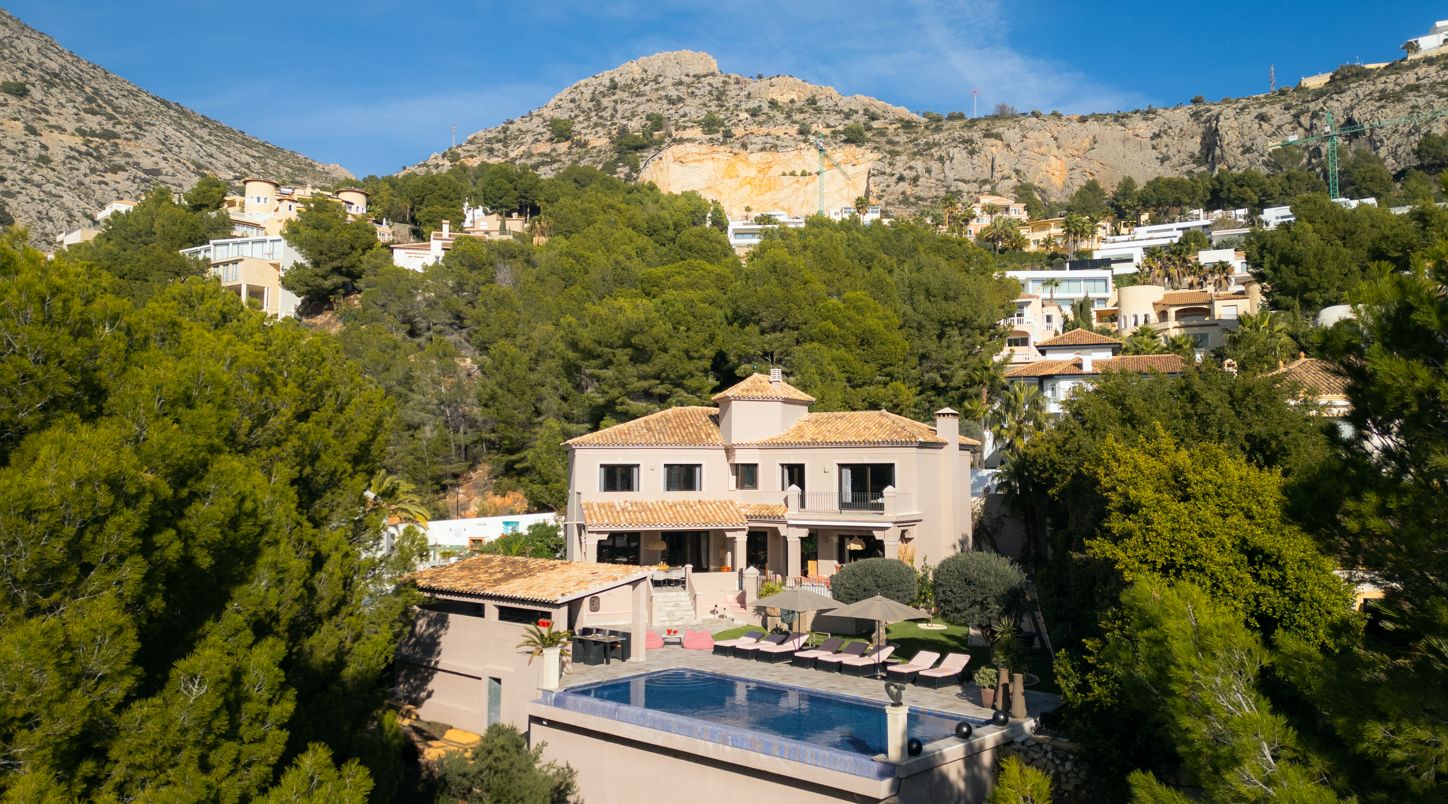 Villa de luxe à Altea Hills avec piscine à débordement chauffée, intimité et vue sur la nature environnante.