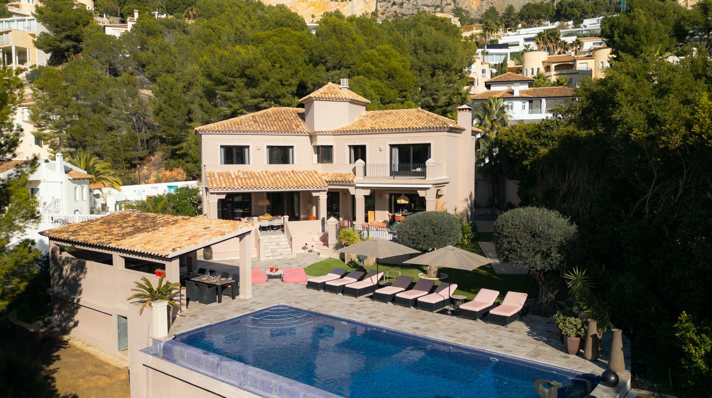 Villa de luxe à Altea Hills avec piscine à débordement chauffée, intimité et vue sur la nature environnante.