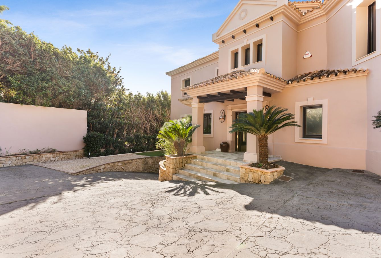 Villa de luxe à Altea Hills avec piscine à débordement chauffée, intimité et vue sur la nature environnante.