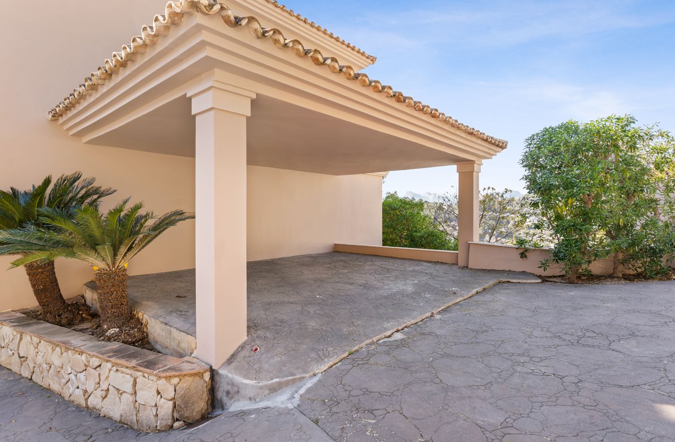 Villa de luxe à Altea Hills avec piscine à débordement chauffée, intimité et vue sur la nature environnante.