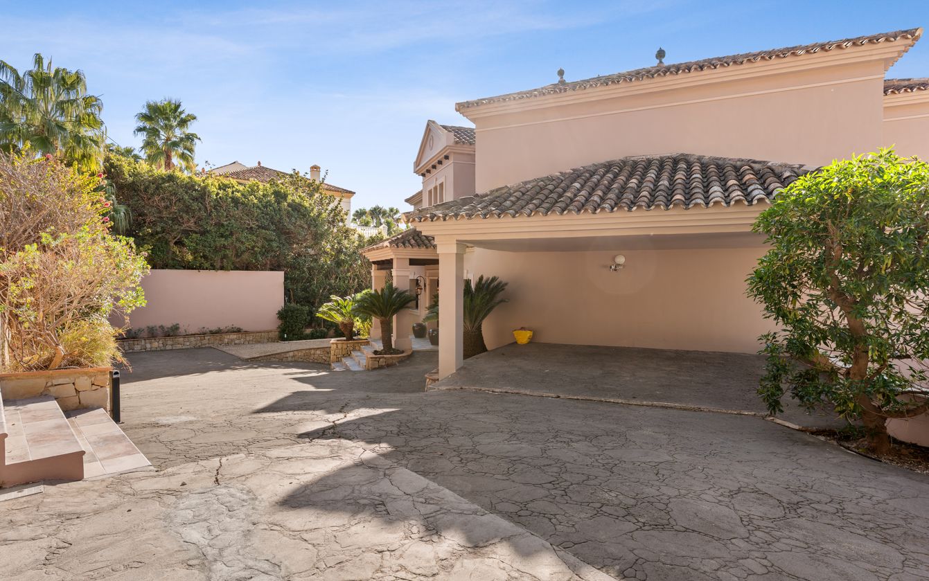 Villa de luxe à Altea Hills avec piscine à débordement chauffée, intimité et vue sur la nature environnante.