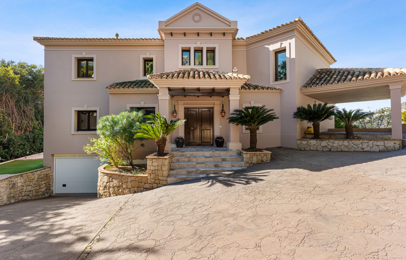 Villa de luxe à Altea Hills avec piscine à débordement chauffée, intimité et vue sur la nature environnante.