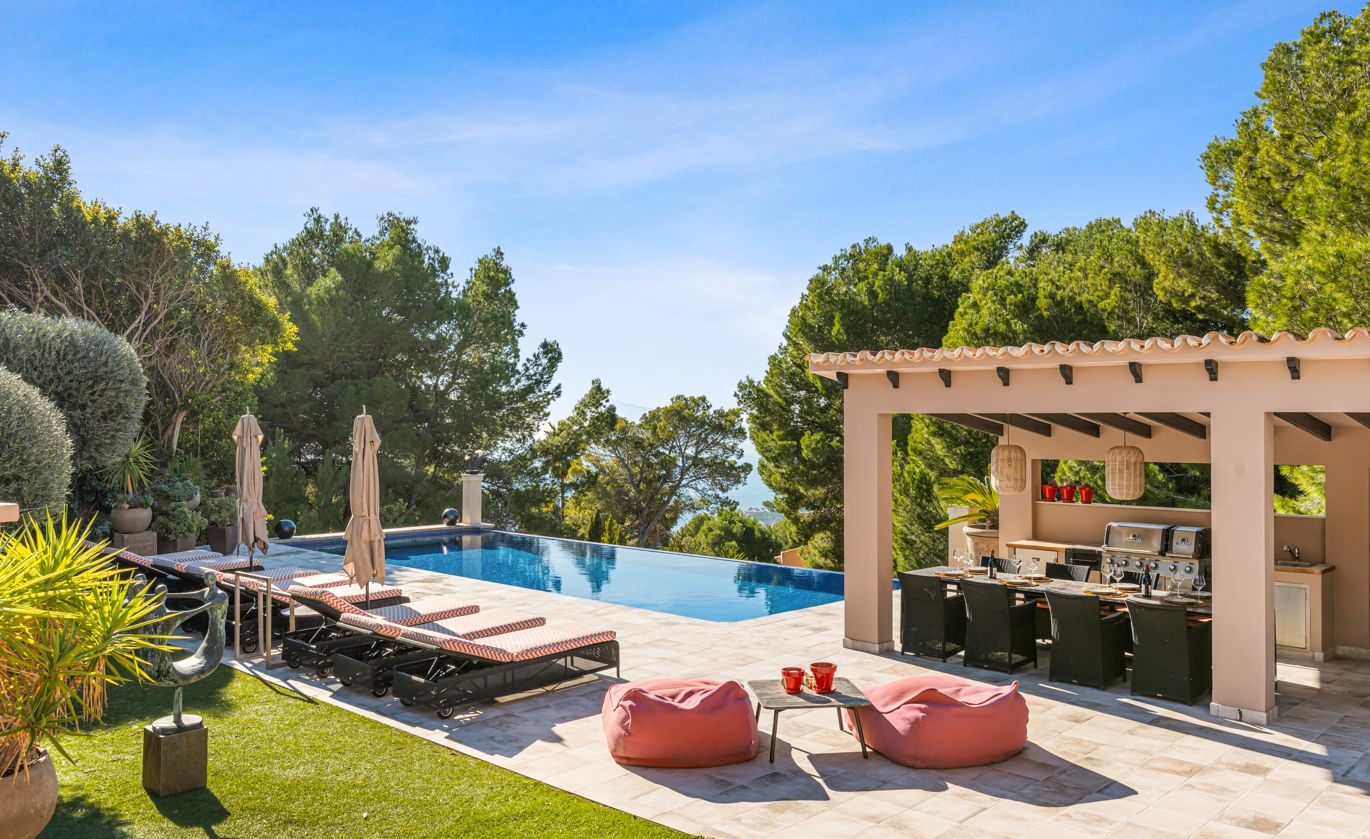 Villa de luxe à Altea Hills avec piscine à débordement chauffée, intimité et vue sur la nature environnante.
