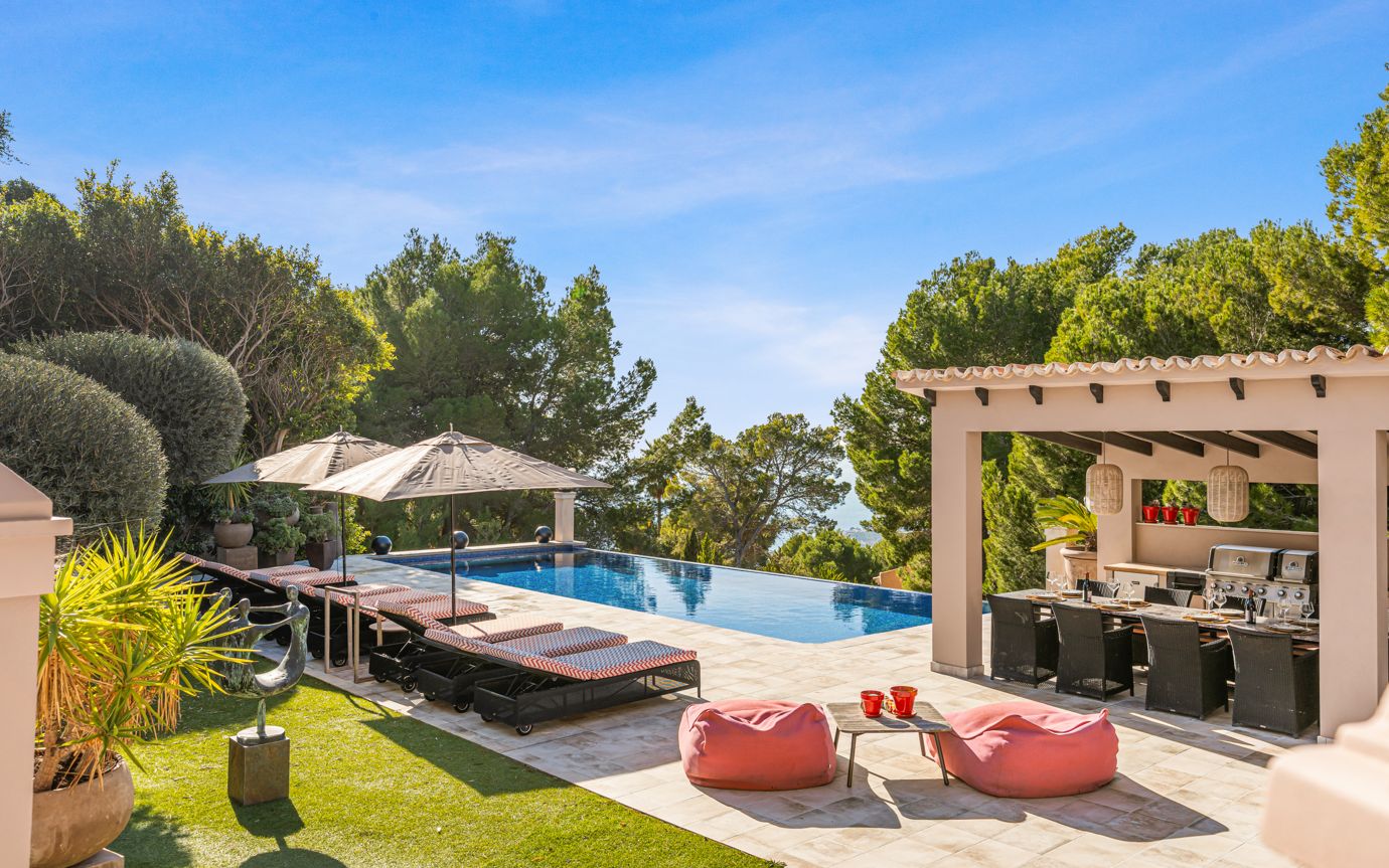 Villa de luxe à Altea Hills avec piscine à débordement chauffée, intimité et vue sur la nature environnante.