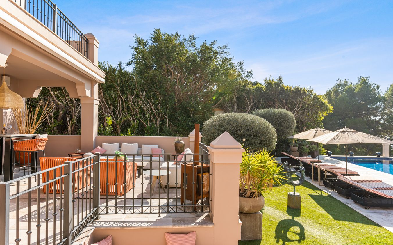 Villa de luxe à Altea Hills avec piscine à débordement chauffée, intimité et vue sur la nature environnante.