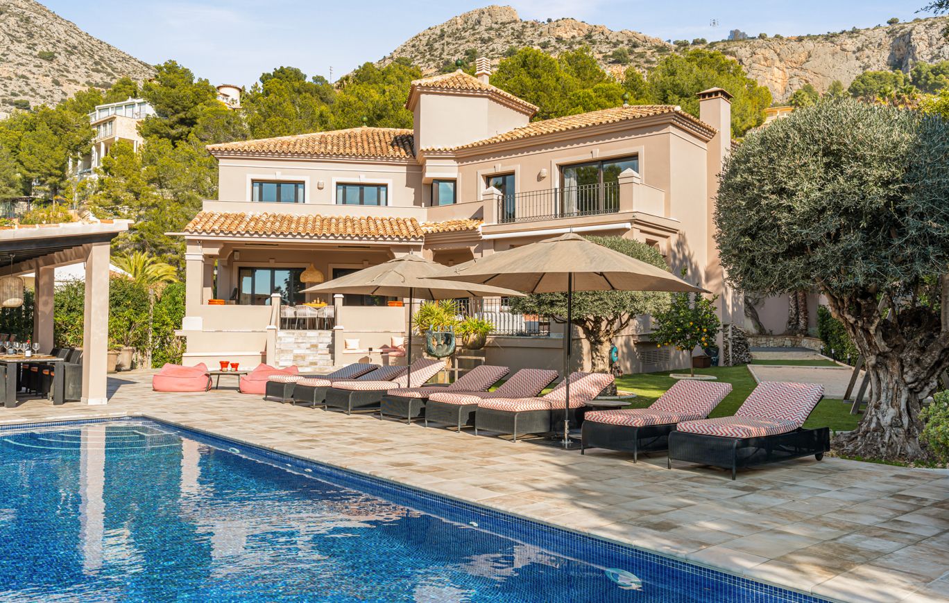 Villa de luxe à Altea Hills avec piscine à débordement chauffée, intimité et vue sur la nature environnante.