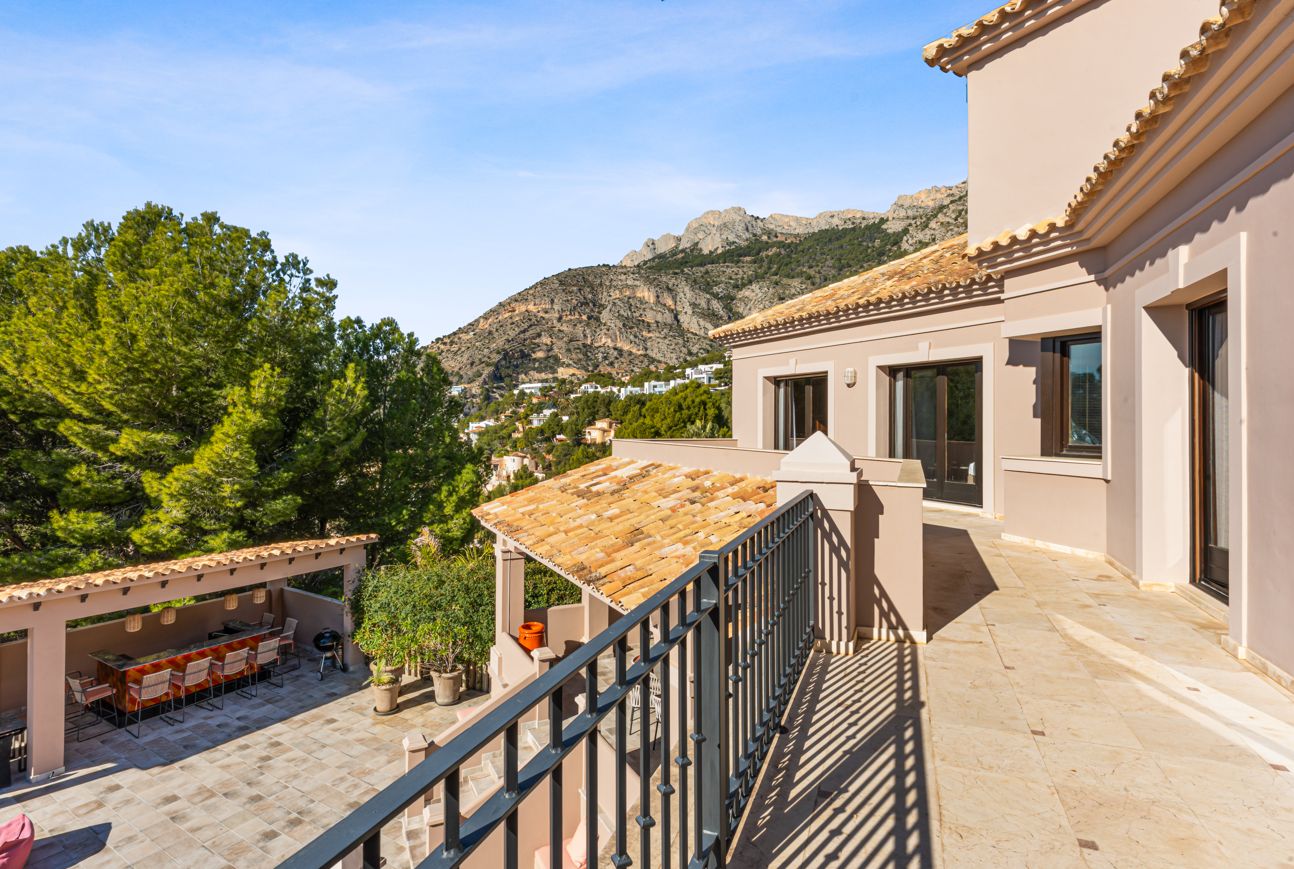 Villa de luxe à Altea Hills avec piscine à débordement chauffée, intimité et vue sur la nature environnante.
