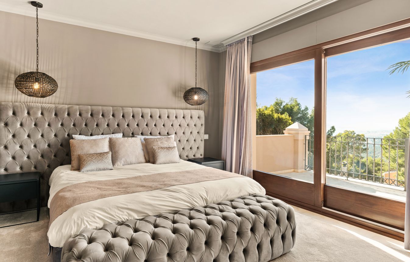 Villa de luxe à Altea Hills avec piscine à débordement chauffée, intimité et vue sur la nature environnante.