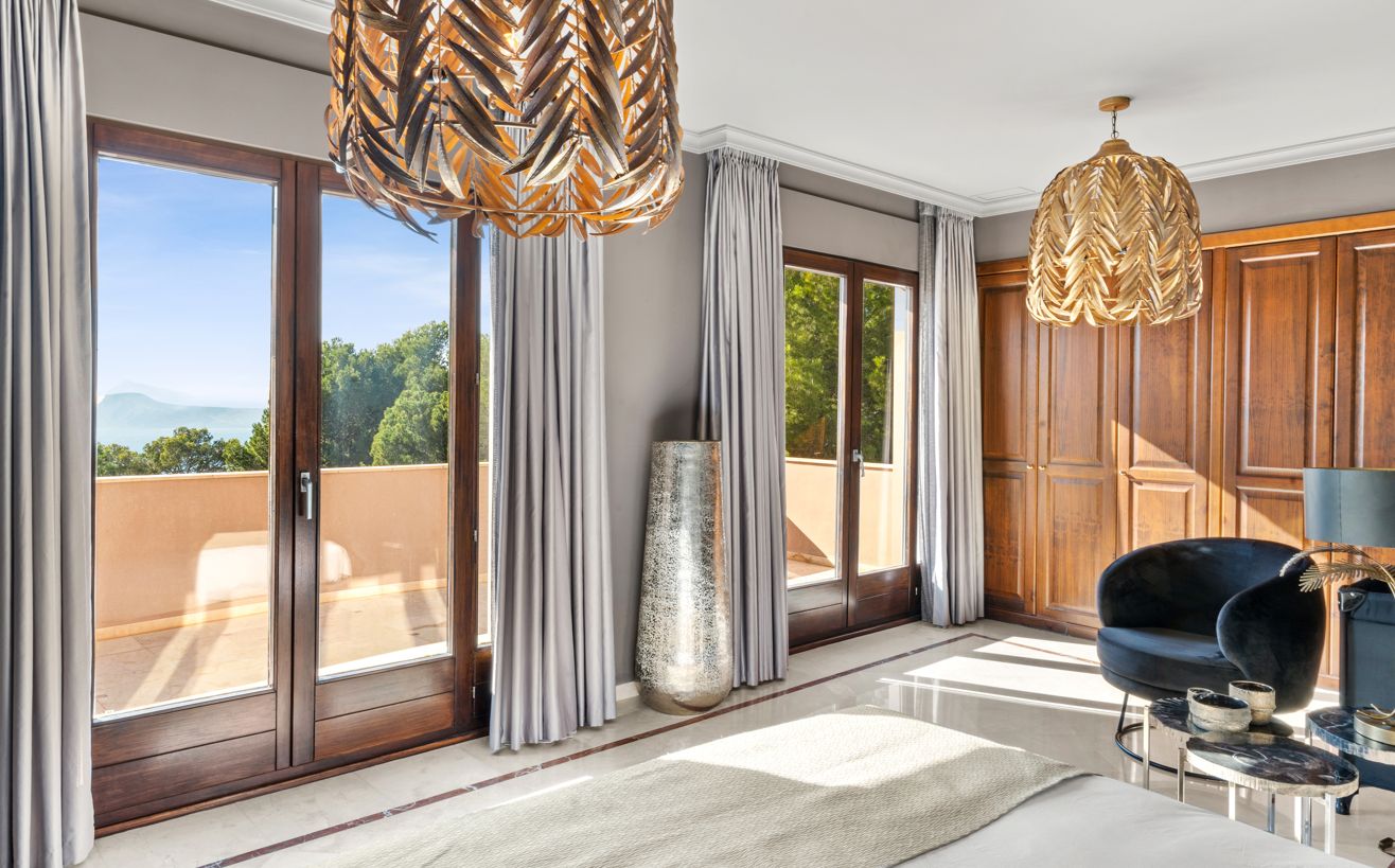 Villa de luxe à Altea Hills avec piscine à débordement chauffée, intimité et vue sur la nature environnante.