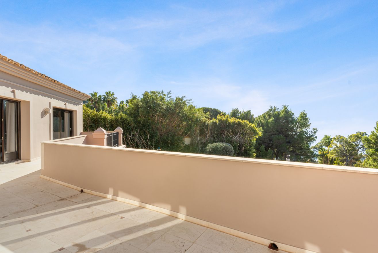 Villa de luxe à Altea Hills avec piscine à débordement chauffée, intimité et vue sur la nature environnante.