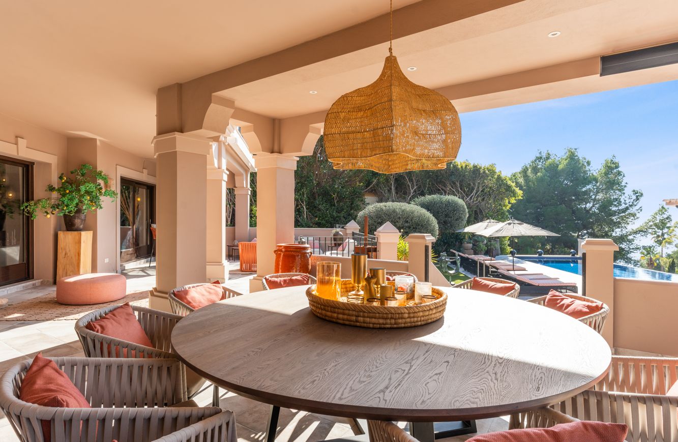 Villa de luxe à Altea Hills avec piscine à débordement chauffée, intimité et vue sur la nature environnante.