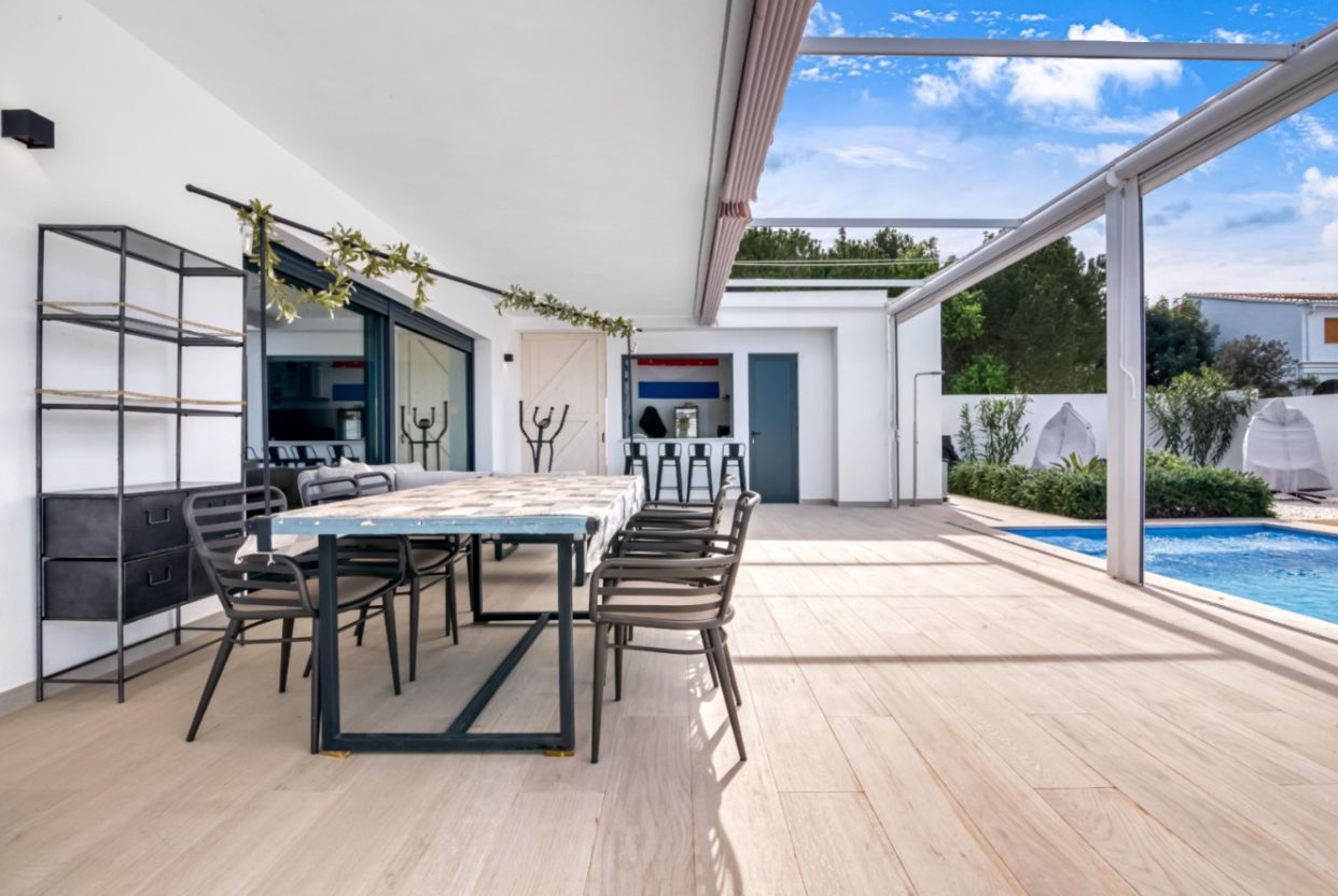 Modern villa for sale in Dénia with private pool, flat plot, and views of Montgó.
